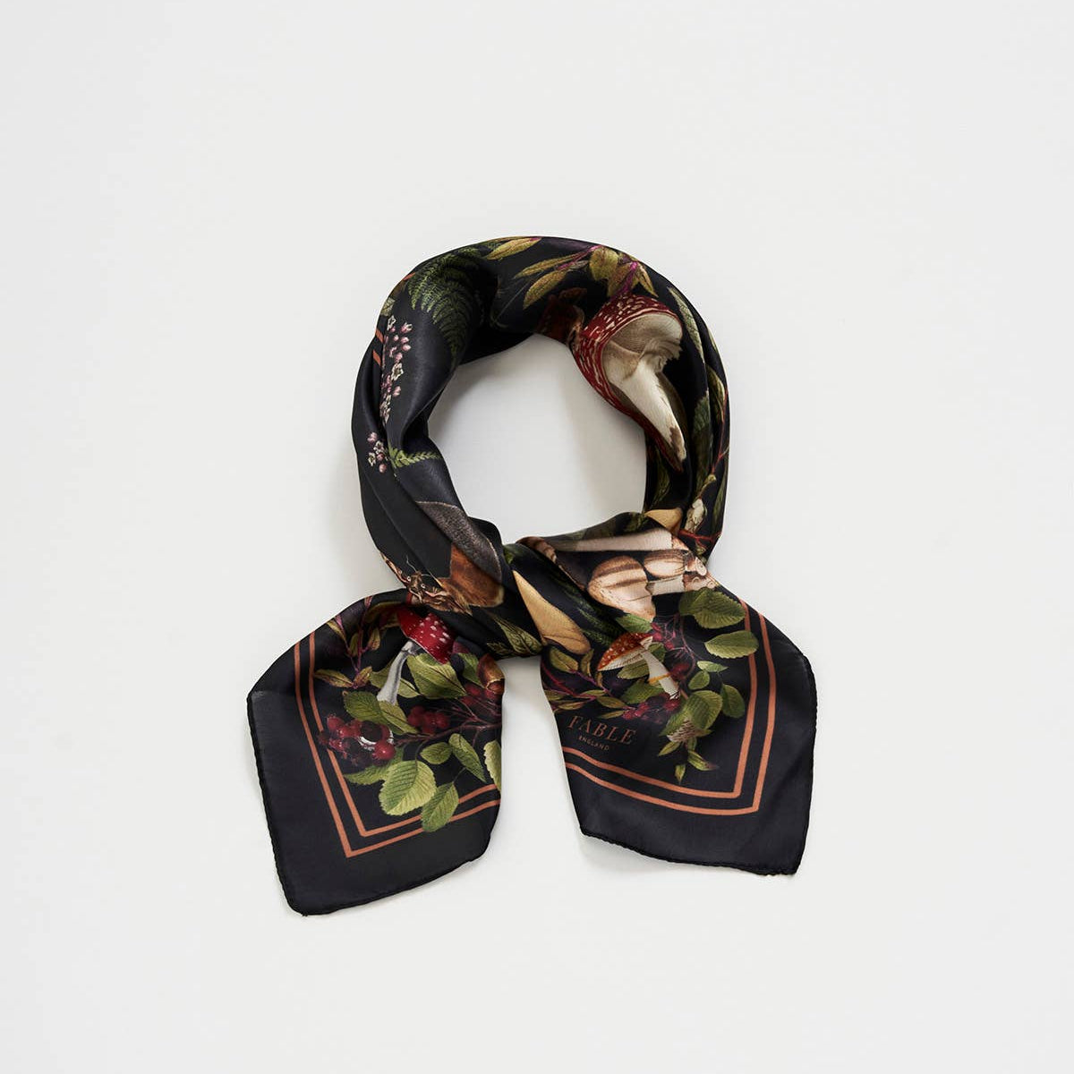 Petit foulard carré Orla Mushroom Fable England, champignons et animaux de la forêt sur fond noir