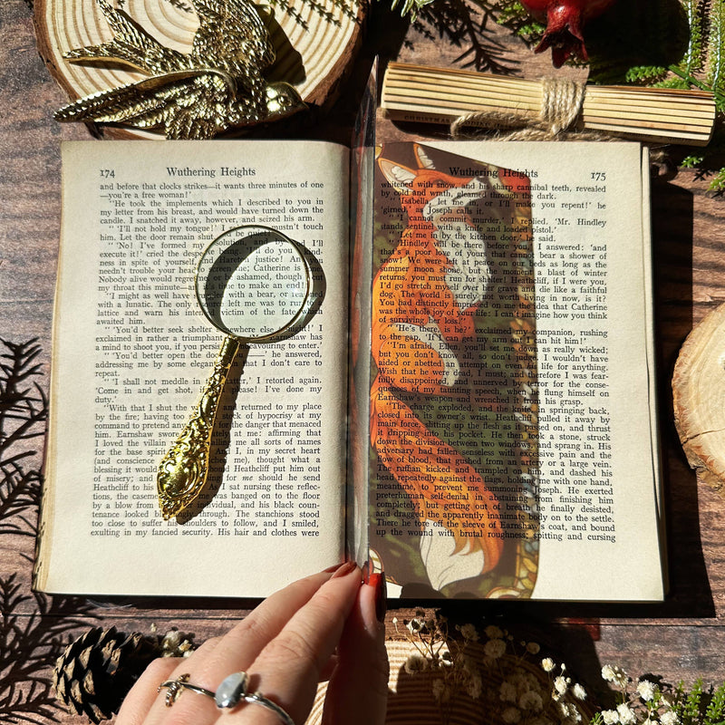 Marque-page vitrail Sonnet & Fable en acrylique transparent illustré d'un renard roux élancé