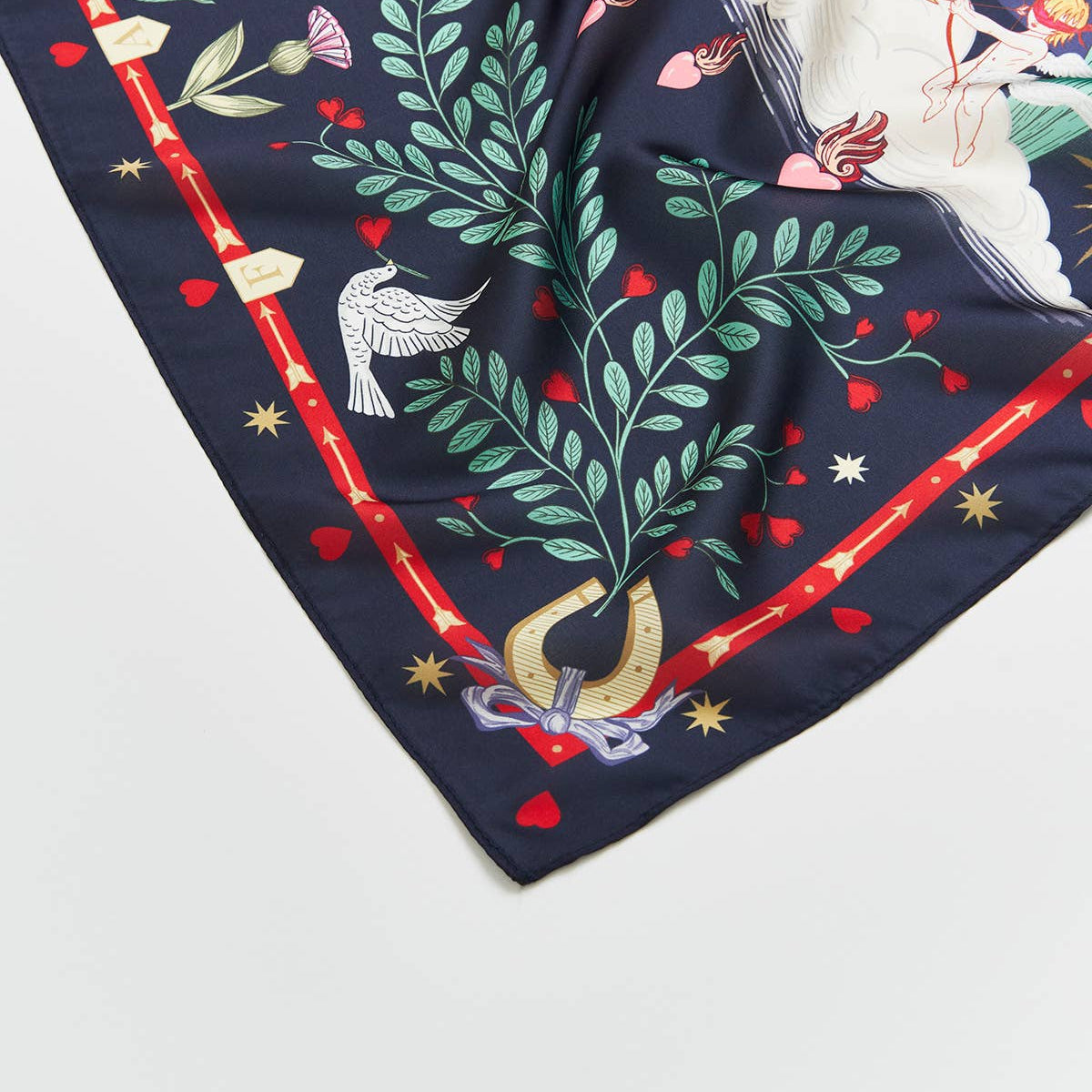 Foulard carré bleu marine Fable England Freya Narrative avec soleil, lune, cœur flamboyant et fleurs