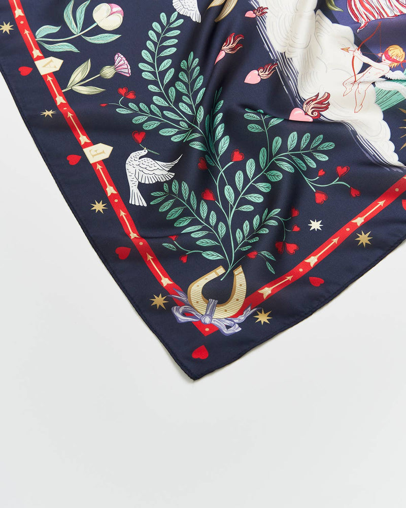 Foulard carré bleu marine Fable England Freya Narrative avec soleil, lune, cœur flamboyant et fleurs