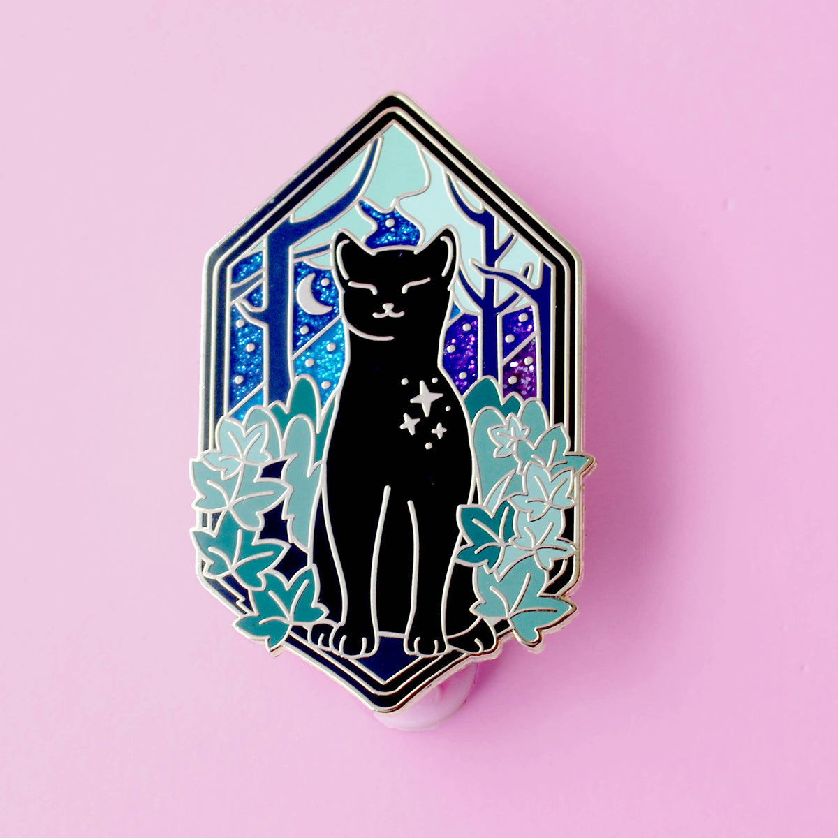 Pin's émail Glitter Punk Art Nouveau, chat noir dans la forêt sous un ciel étoilé pailleté