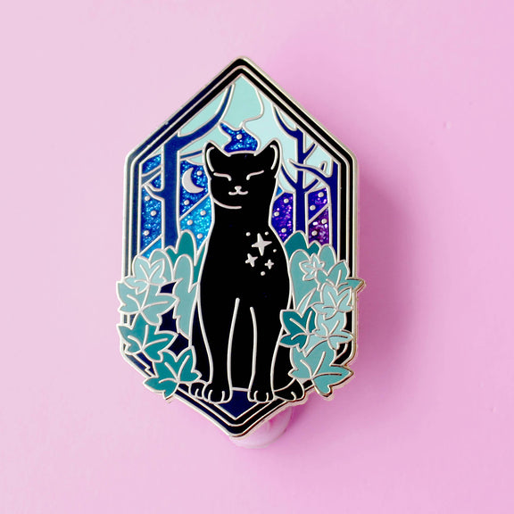 Pin's émail Glitter Punk Art Nouveau, chat noir dans la forêt sous un ciel étoilé pailleté