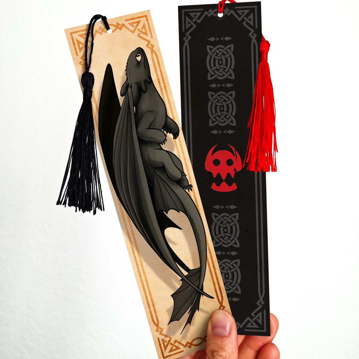 Marque-page recto verso Dragon Nocturne aux tons chauds façon vieux grimoire, avec pompon