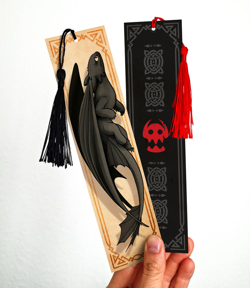 Marque-page recto verso Dragon Nocturne aux tons chauds façon vieux grimoire, avec pompon
