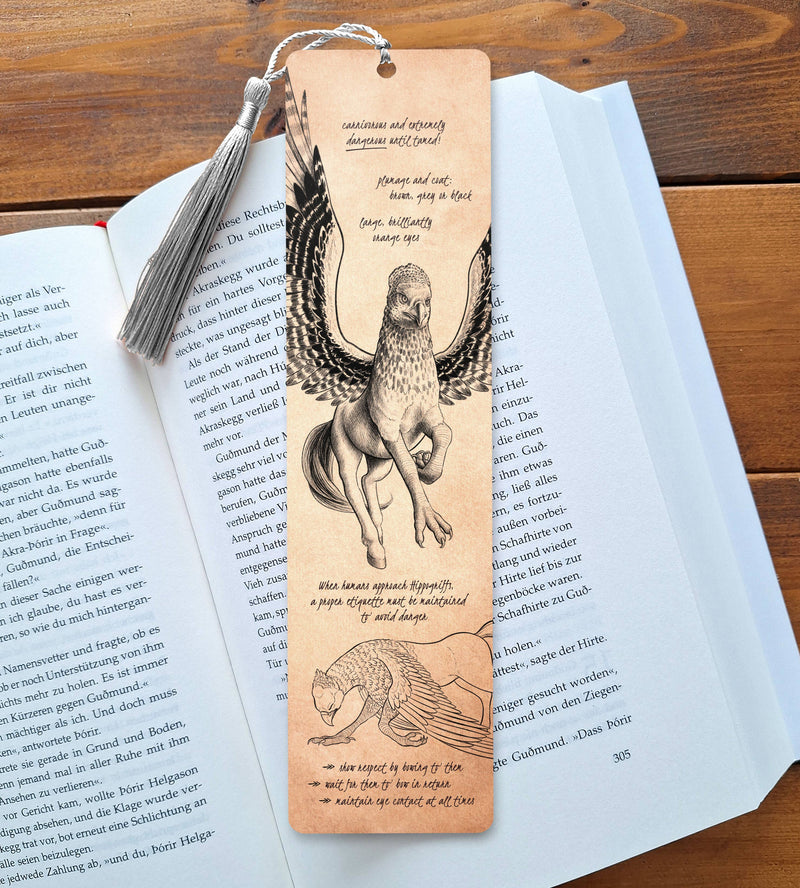 Marque-page créatures fantastiques n°3 avec créature ailée et chouette, pompon gris