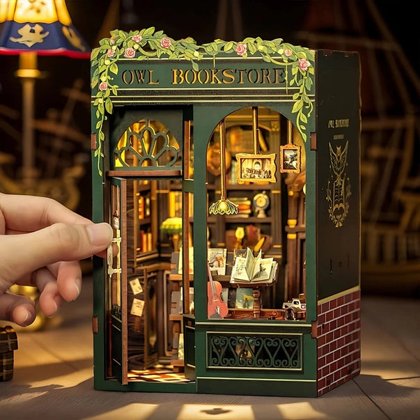 Book nook Librairie du Hibou, kit en bois 139 pièces avec LED, librairie miniature verte