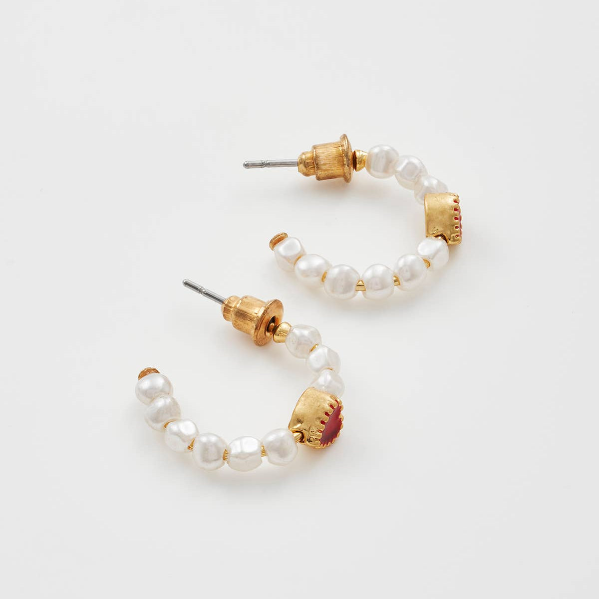 Boucles d'oreilles créoles Fable England Heart Pearl en plaqué or 22 carats avec perles et cœur
