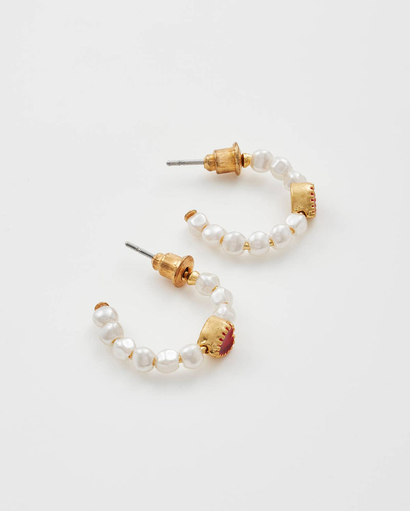 Boucles d'oreilles créoles Fable England Heart Pearl en plaqué or 22 carats avec perles et cœur