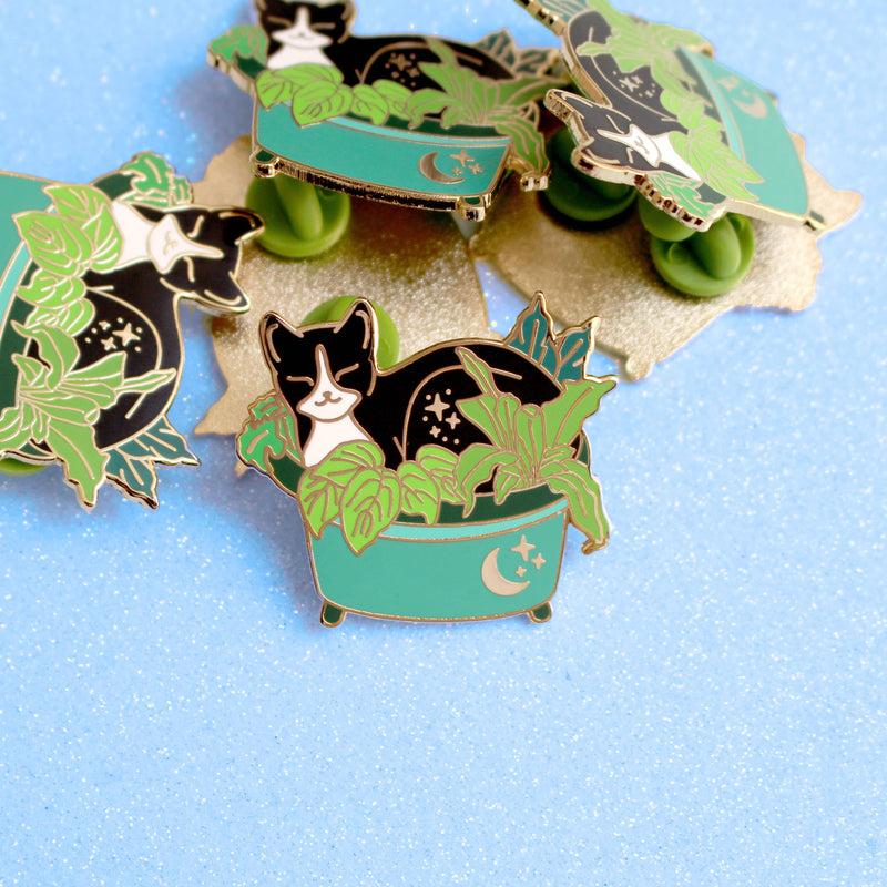 Pin's Glitter Punk chat noir relaxé dans un pot de plantes turquoise orné d'une lune et d'étoiles