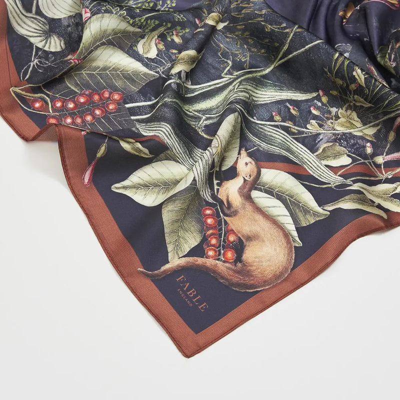 Foulard Fable England Moonlit Forest, loup hurlant sous la pleine lune, bordure bordeaux