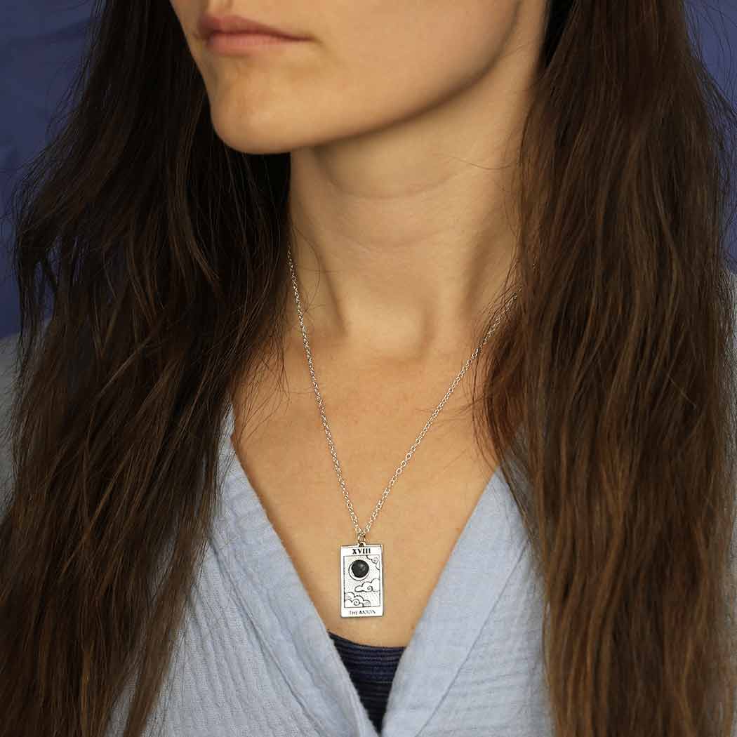 Collier Nina Designs pendentif carte de tarot The Moon en argent massif recyclé, lune gravée