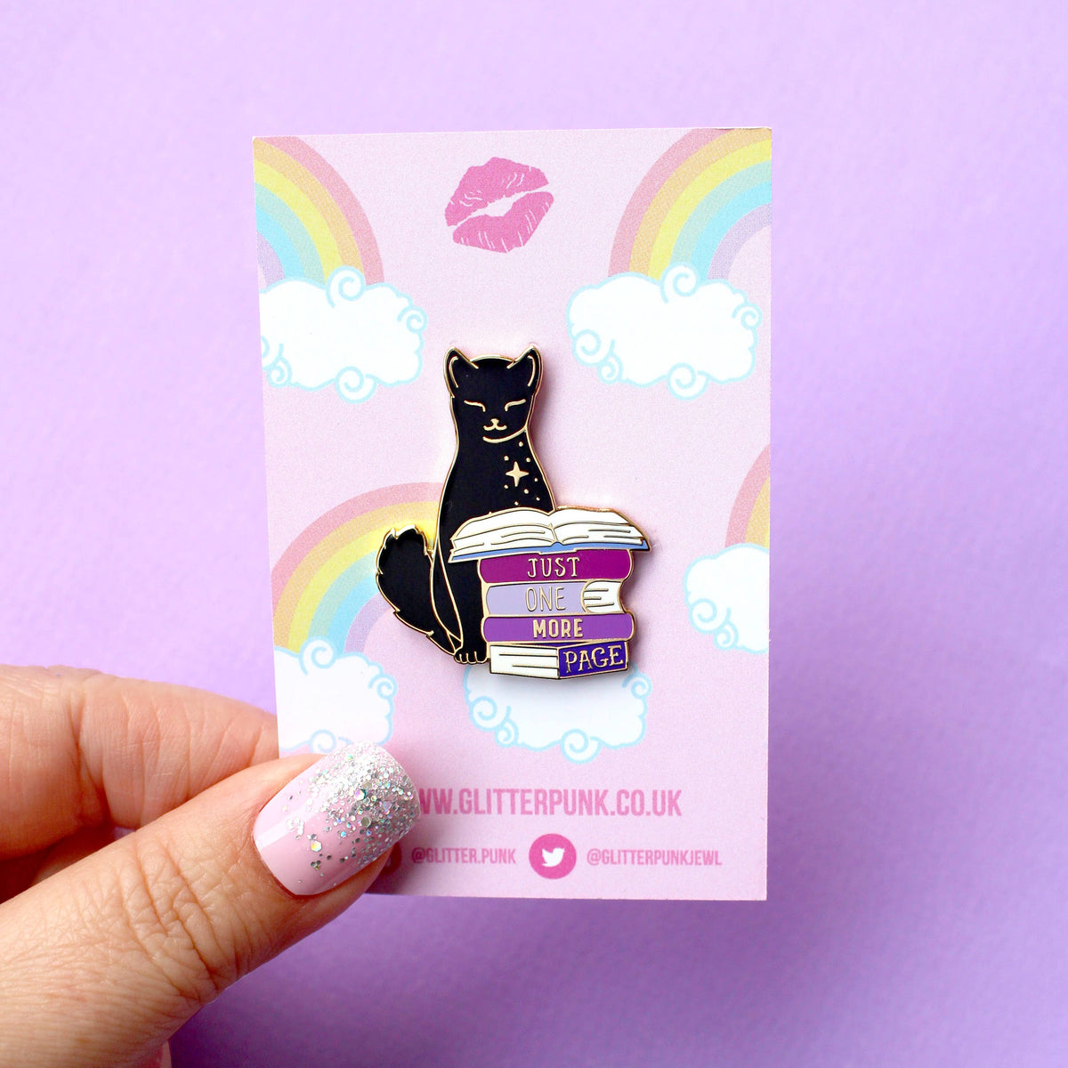 Pin's en émail doré Glitter Punk, chat noir sur une pile de livres violets, Just One More Page
