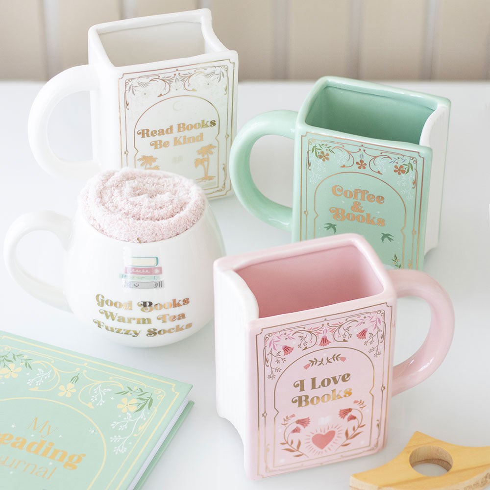 Mug en céramique en forme de livre vert pastel Coffee & Books avec motifs floraux et cygnes dorés