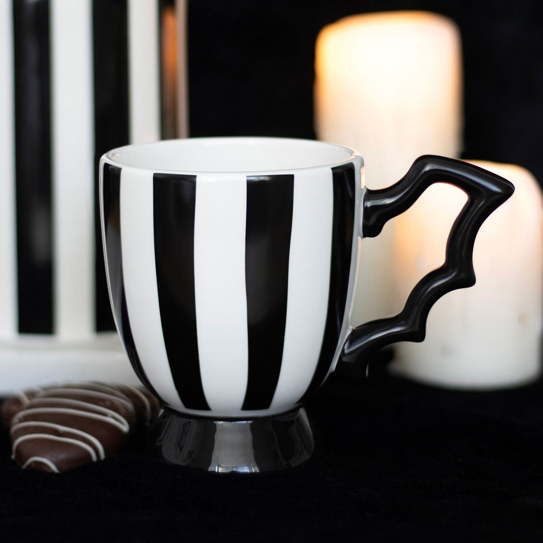 Tasse en céramique rayée noir et blanc avec anse en forme d'aile de chauve-souris, Halloween
