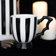 Tasse en céramique rayée noir et blanc avec anse en forme d'aile de chauve-souris, Halloween