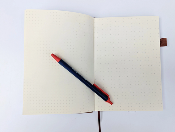 Carnet à pois en cuir végan brun gravé, détail des pages pointillées