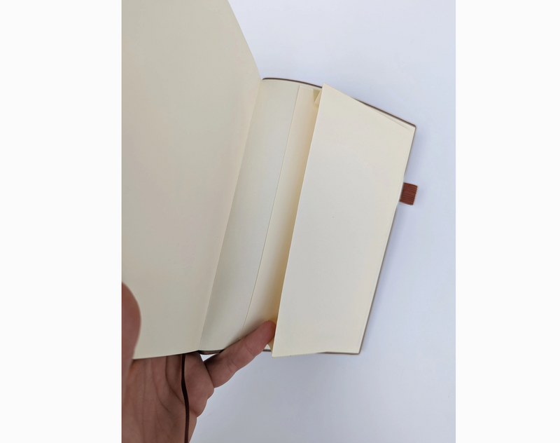 Carnet à pois en cuir végan brun gravé, vue de la reliure et de la couverture souple