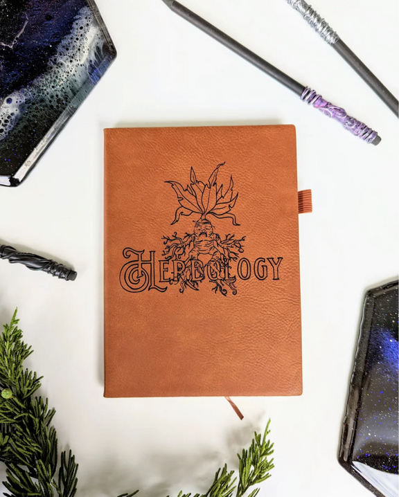 Carnet Herbology en cuir végan brun gravé d'une mandragore stylisée