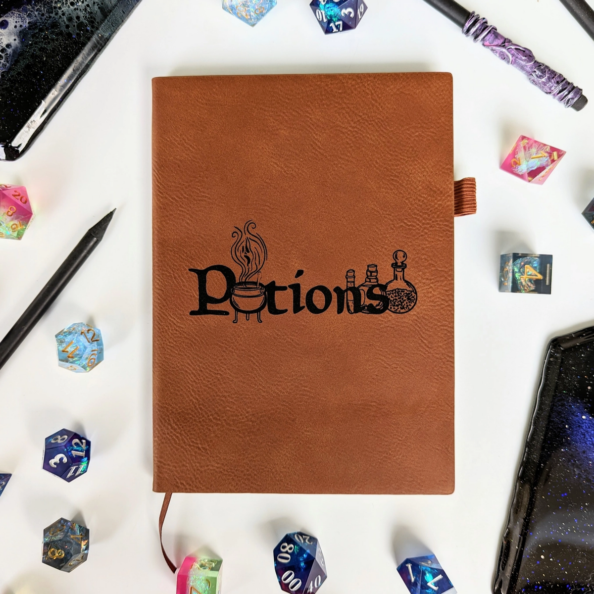 Carnet Potions en cuir végan brun gravé d'un chaudron fumant et de fioles