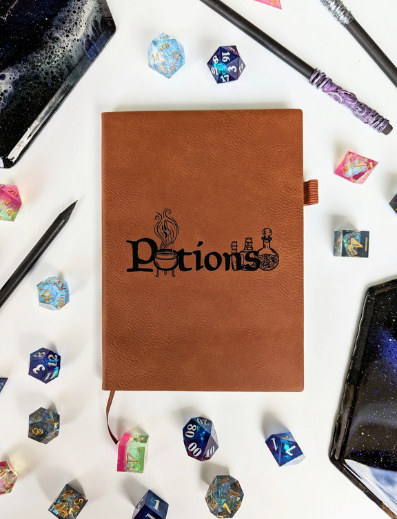 Carnet Potions en cuir végan brun gravé d'un chaudron fumant et de fioles
