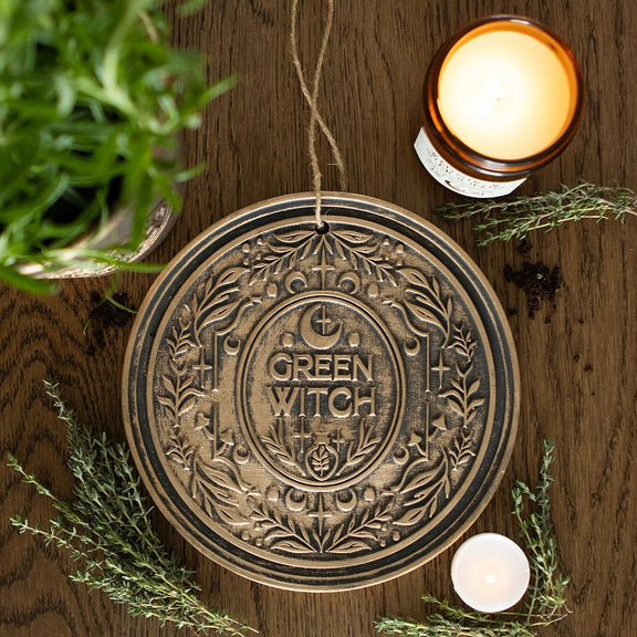 Plaque murale ronde Green Witch en terre cuite patinée 20 cm, motifs végétaux et lunaires