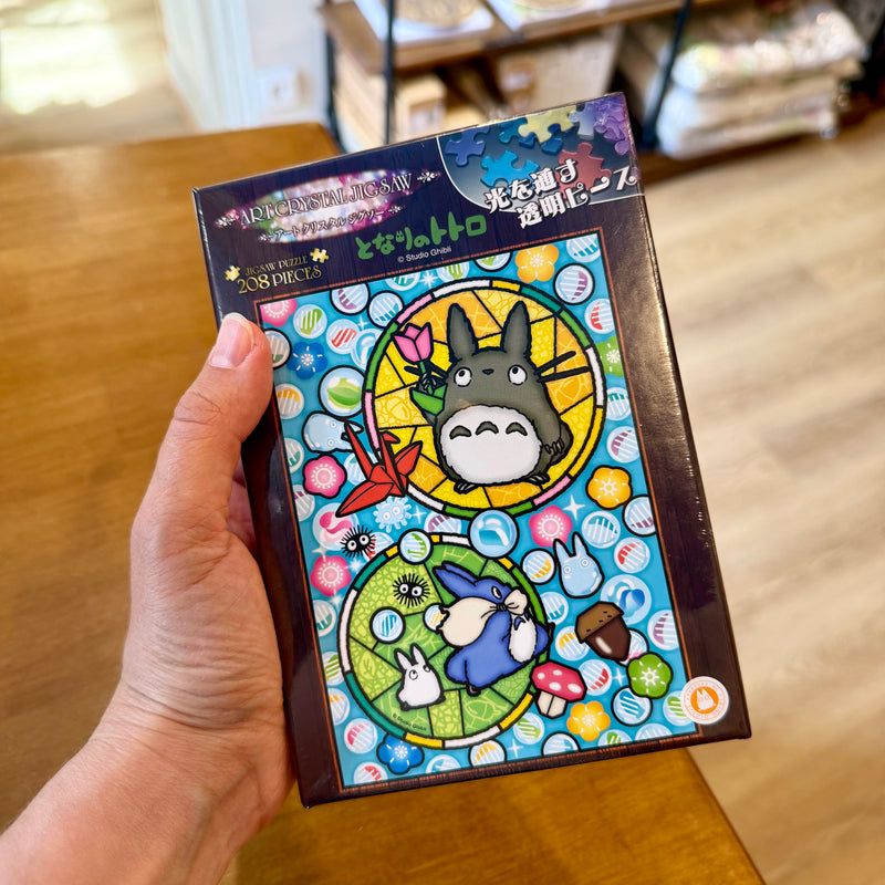 Puzzle transparent effet vitrail de 208 pièces représentant Totoro et ses amis de la forêt