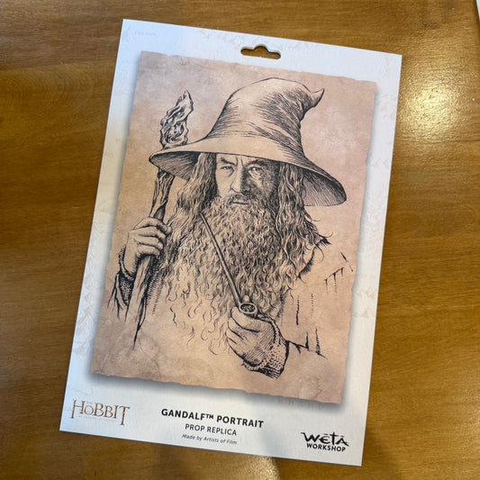 Impression d'art Wētā Workshop représentant Gandalf le Gris avec chapeau, bâton et pipe