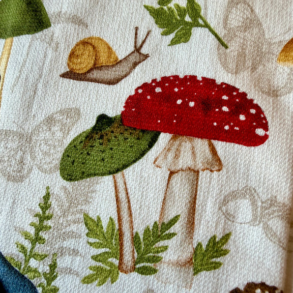 Essuie-main éponge en coton illustré de champignons des bois, amanites et feuillages