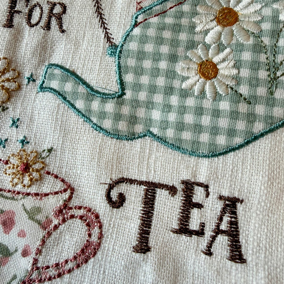 Torchon de cuisine en coton brodé Time for Tea, style cottagecore anglais