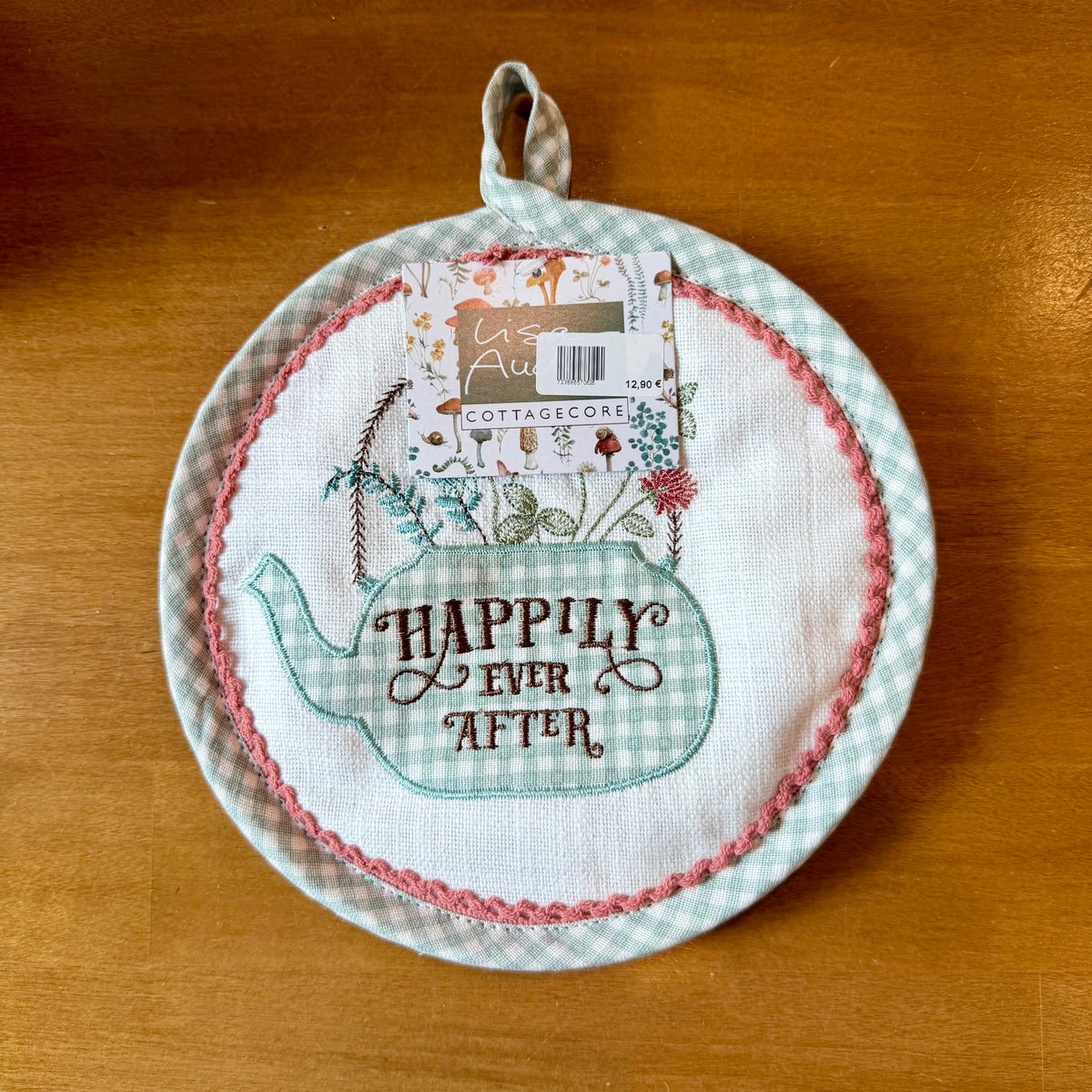 Manique ronde brodée théière à carreaux et fleurs, inscription Happily Ever After, vert sauge et rose