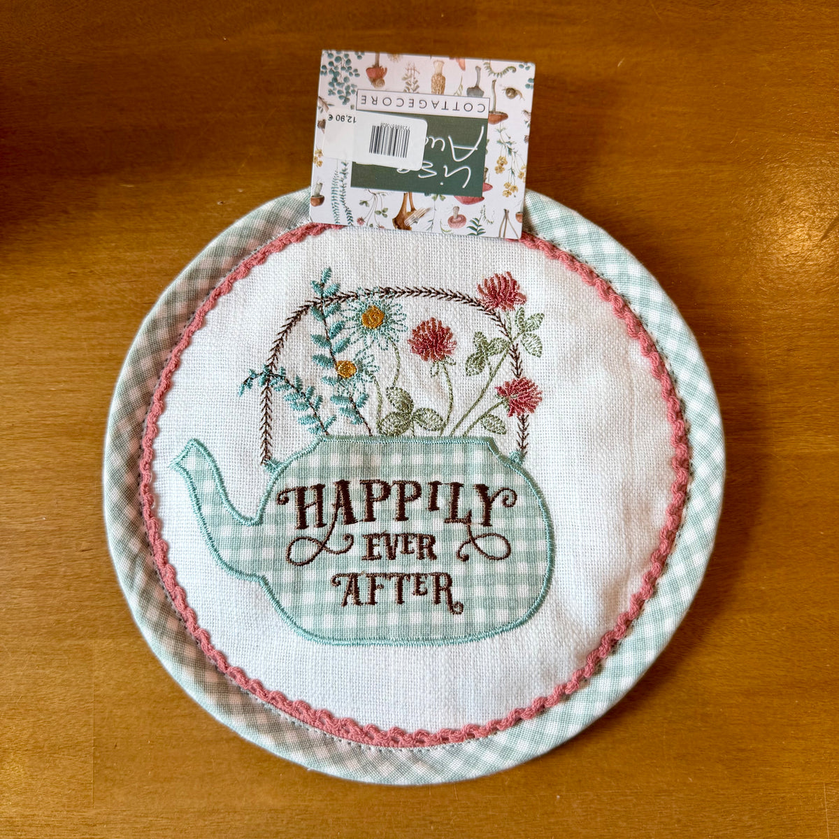Manique ronde brodée théière à carreaux et fleurs, inscription Happily Ever After, vert sauge et rose