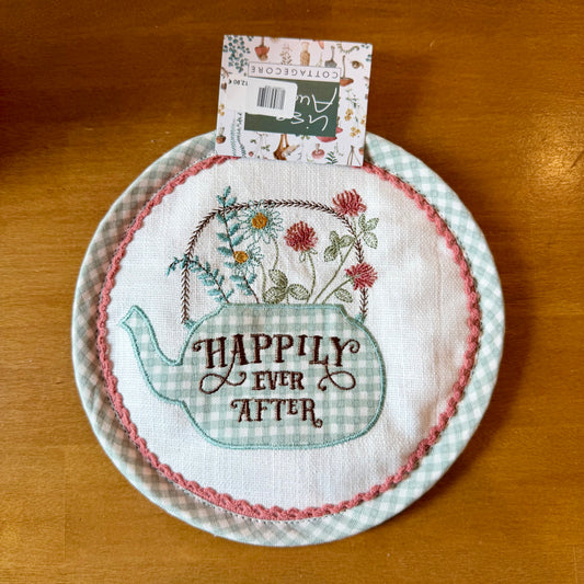 Manique ronde brodée théière à carreaux et fleurs, inscription Happily Ever After, vert sauge et rose