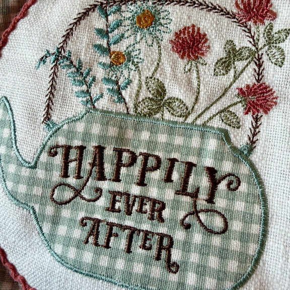 Manique ronde brodée théière à carreaux et fleurs, inscription Happily Ever After, vert sauge et rose