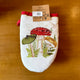 Manique en coton avec champignon rouge à pois blancs et feuillages d'automne, style cottagecore