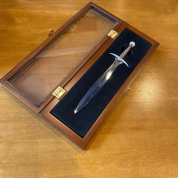 Ouvre-lettres Dard, épée de Frodon du Seigneur des Anneaux, dans sa boîte en bois vitrée