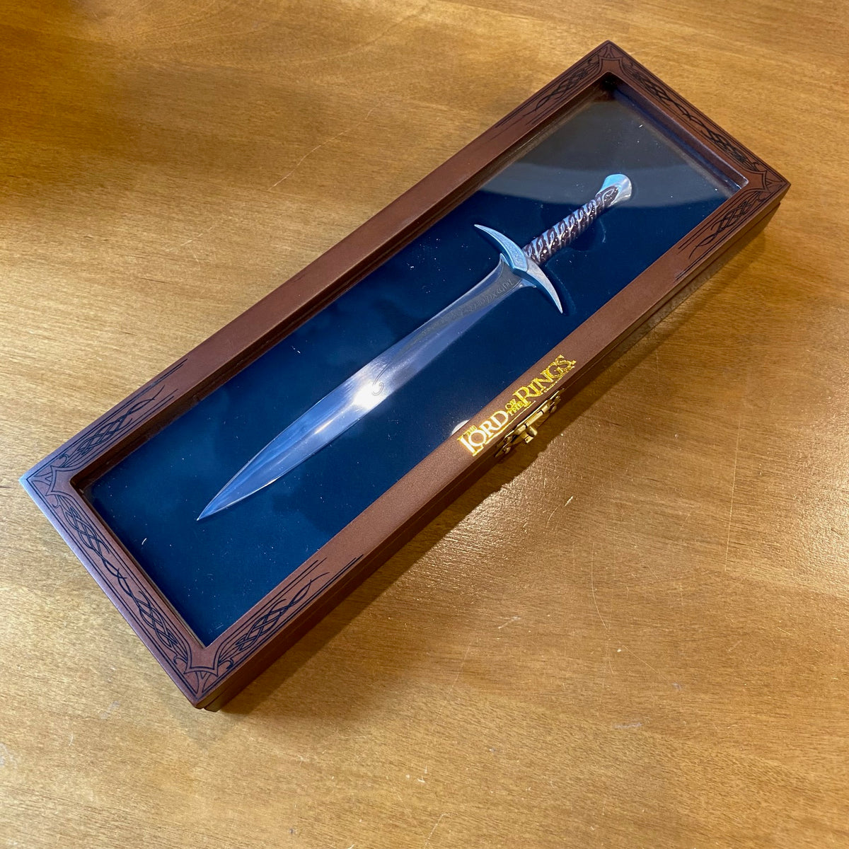 Ouvre-lettres Dard, épée de Frodon du Seigneur des Anneaux, dans sa boîte en bois vitrée
