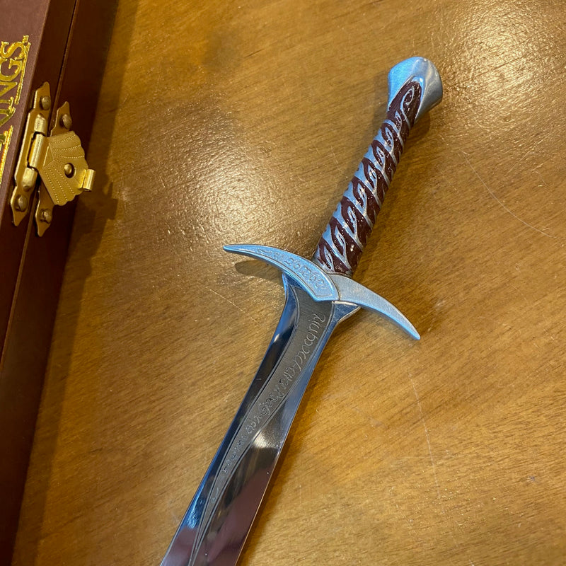 Ouvre-lettres Dard, épée de Frodon du Seigneur des Anneaux, dans sa boîte en bois vitrée