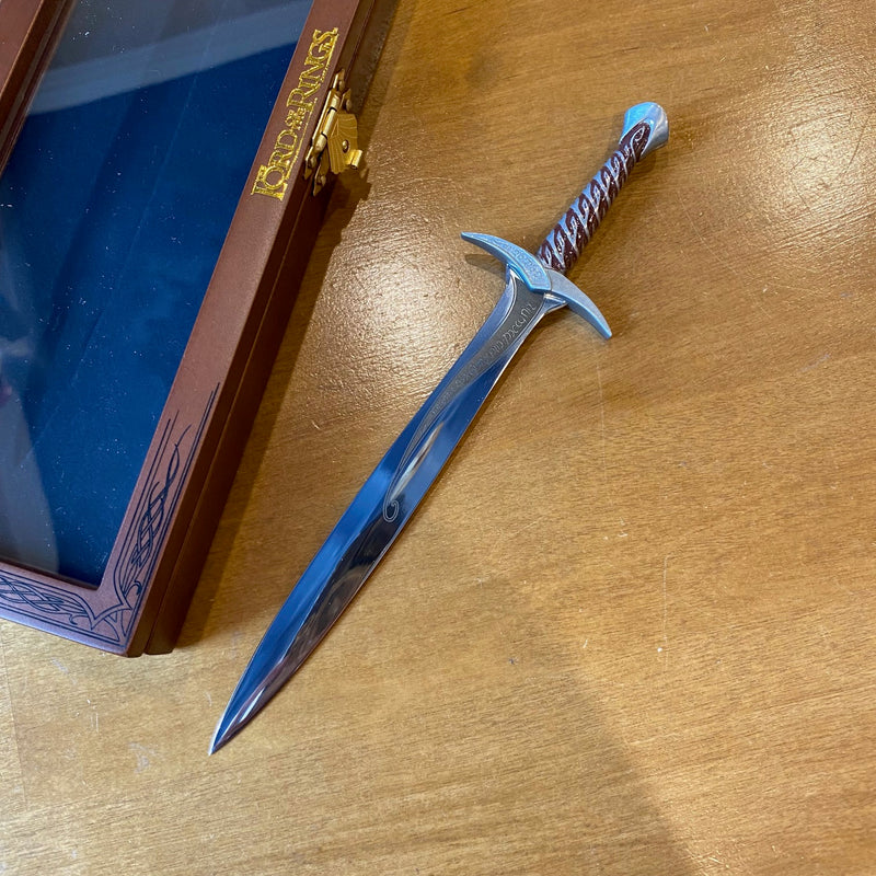 Ouvre-lettres Dard, épée de Frodon du Seigneur des Anneaux, dans sa boîte en bois vitrée