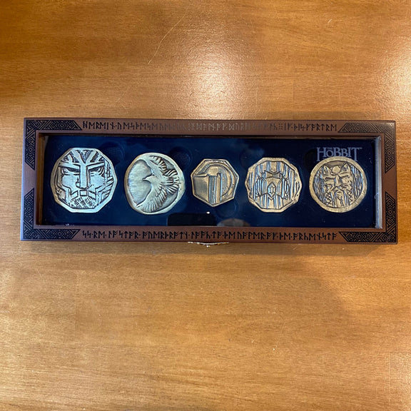 Coffret en bois Noble Collection avec cinq pièces en métal du trésor des Nains, Le Hobbit
