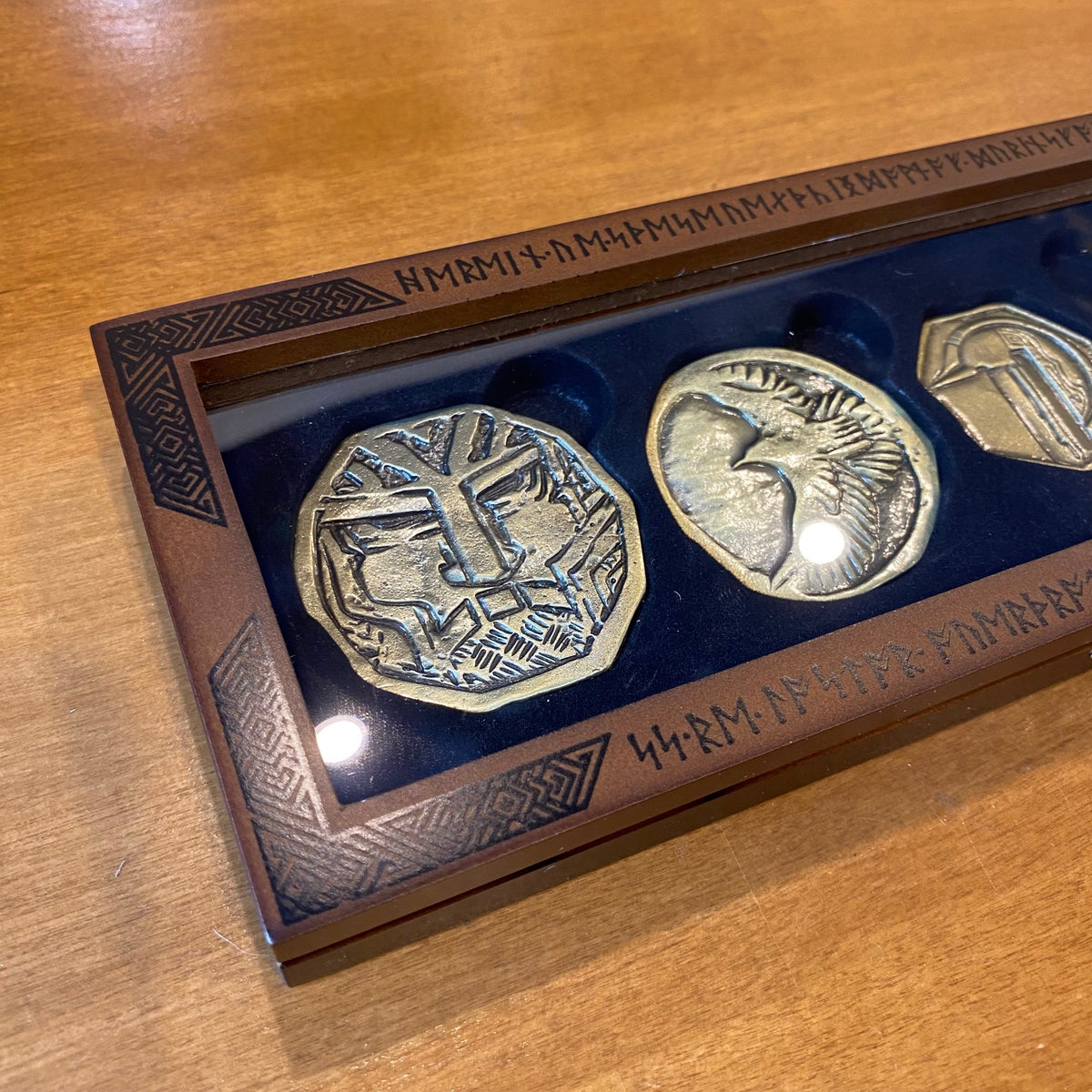 Coffret en bois Noble Collection avec cinq pièces en métal du trésor des Nains, Le Hobbit
