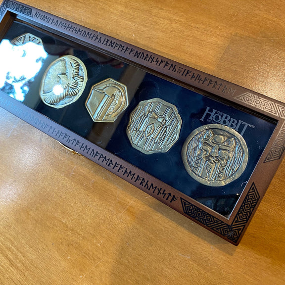 Coffret en bois Noble Collection avec cinq pièces en métal du trésor des Nains, Le Hobbit
