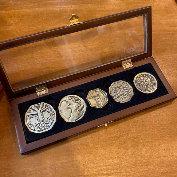 Coffret en bois Noble Collection avec cinq pièces en métal du trésor des Nains, Le Hobbit