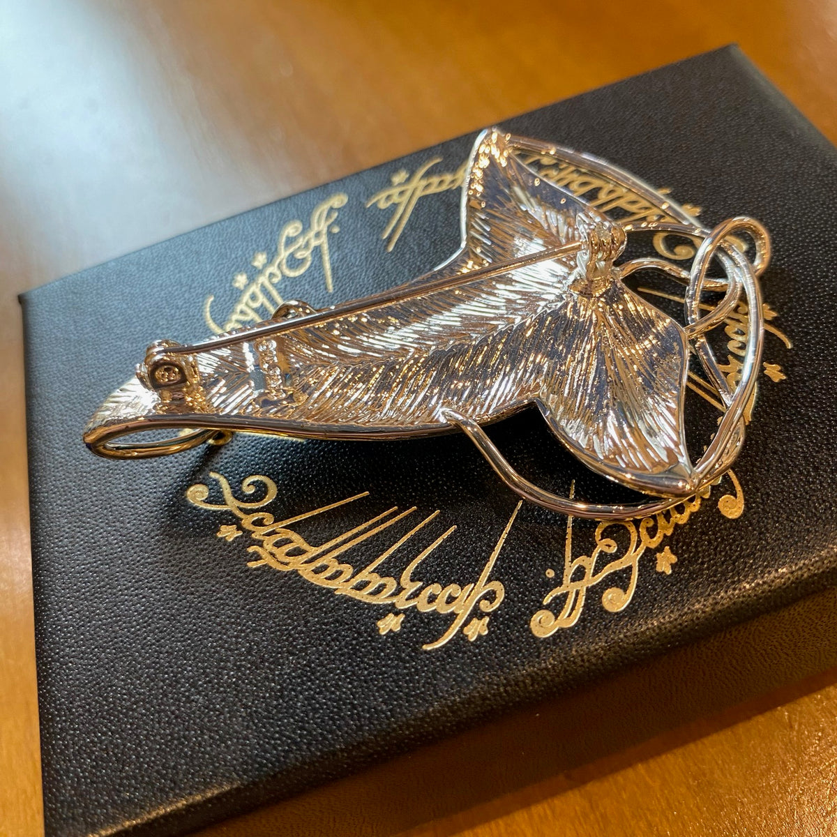 Broche Feuille de la Lórien, réplique émaillée verte du Seigneur des Anneaux