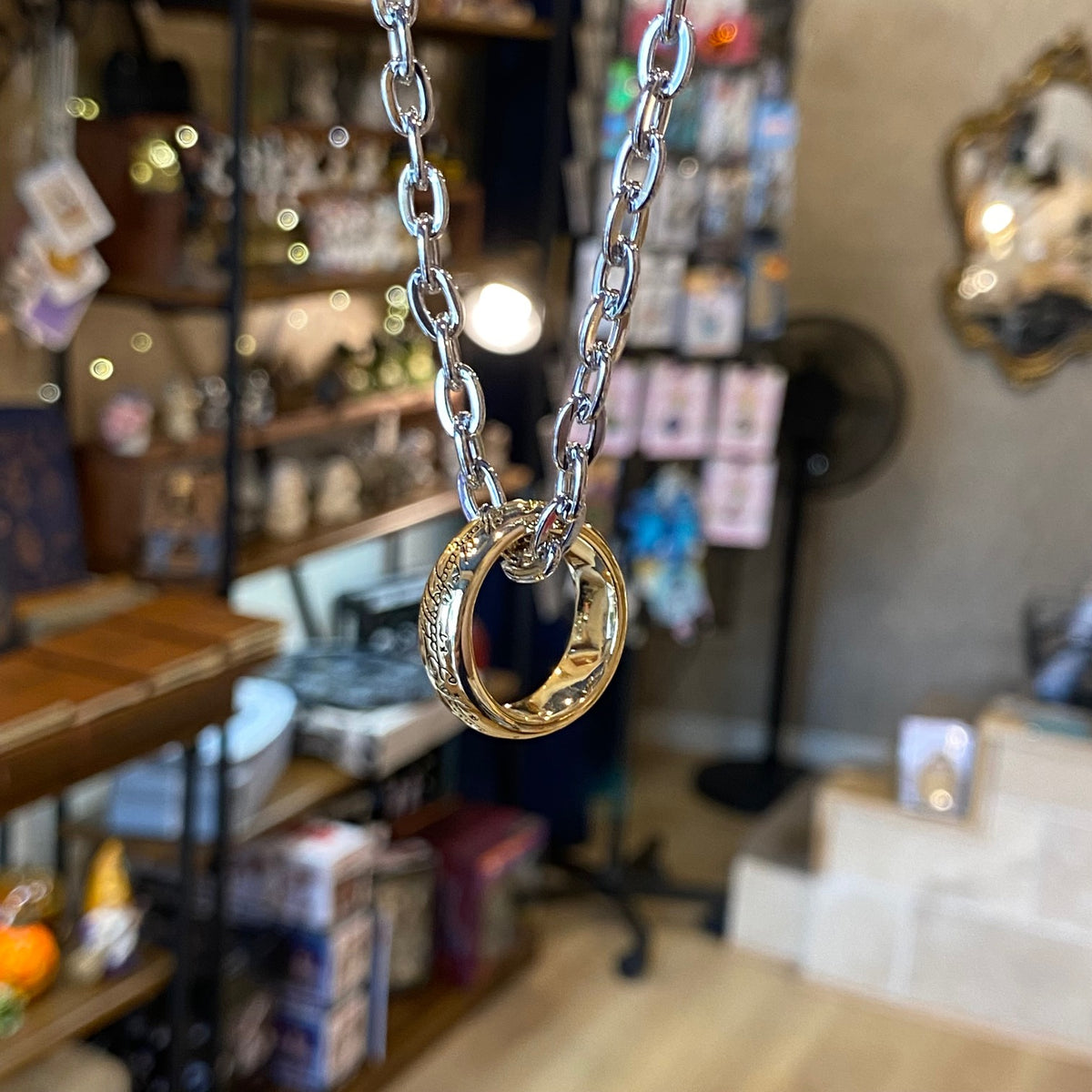 Réplique de l'Anneau Unique doré gravé en tengwar avec chaîne, Noble Collection