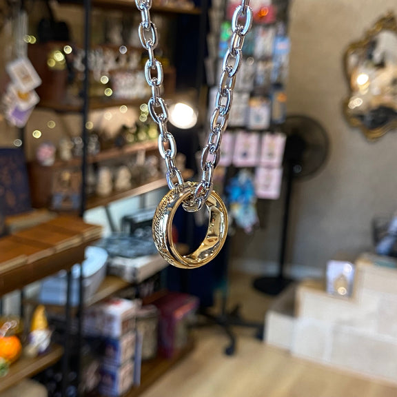 Réplique de l'Anneau Unique doré gravé en tengwar avec chaîne, Noble Collection