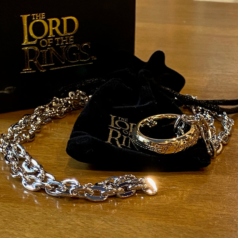 Réplique de l'Anneau Unique doré gravé en tengwar avec chaîne, Noble Collection