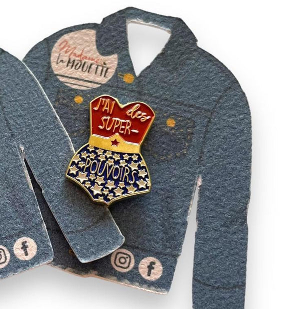 Pin's émaillé Madame la Mouette, tenue de super-héroïne avec le message J'ai des super-pouvoirs