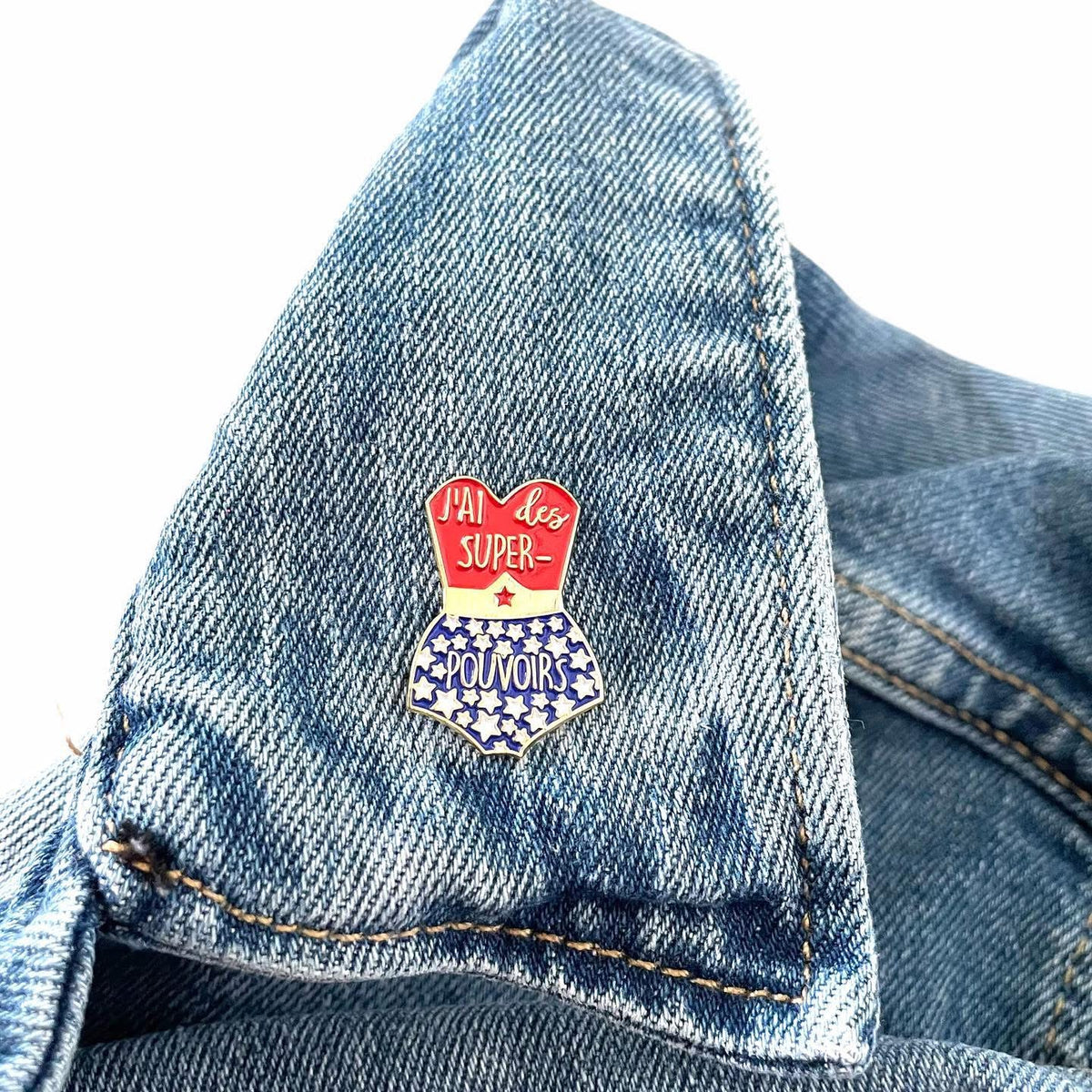 Pin's émaillé Madame la Mouette, tenue de super-héroïne avec le message J'ai des super-pouvoirs