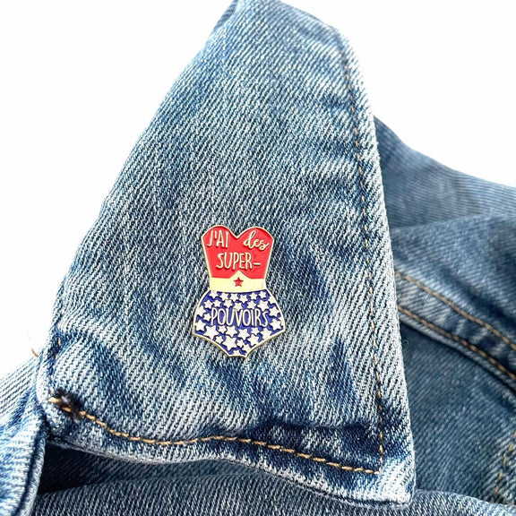 Pin's émaillé Madame la Mouette, tenue de super-héroïne avec le message J'ai des super-pouvoirs