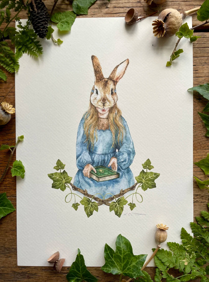 Illustration jeune fille en robe bleue tenant un livre vert, visage masqué d'une tête de lièvre